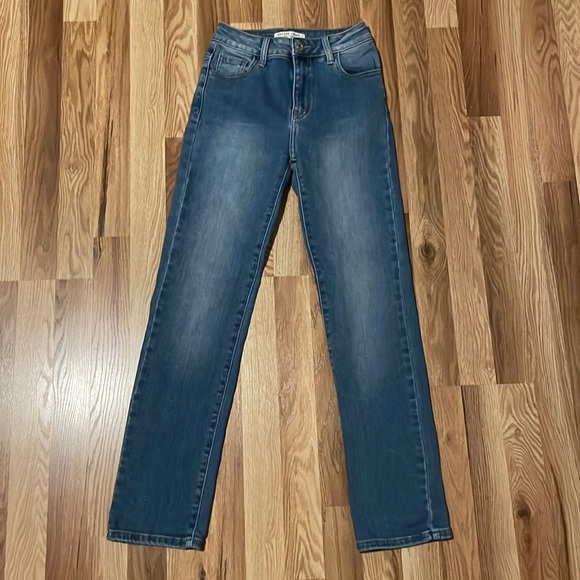 Straight leg jeans, trendy, great with sneakers! - Picture 1 of 3